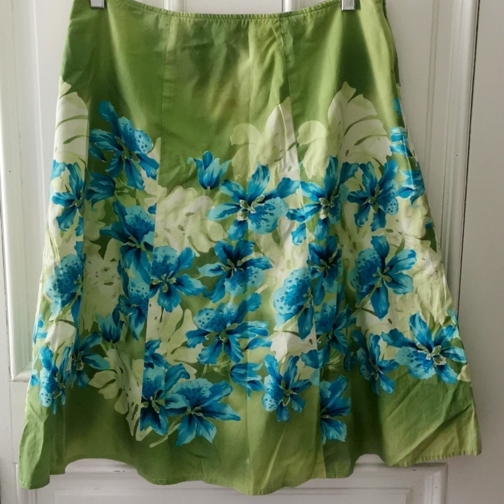 Floral Nygard collection A Line cottagecore skirt. Size 8 petite. EUC